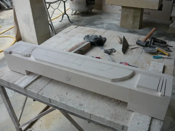 Taille de pierre en atelier