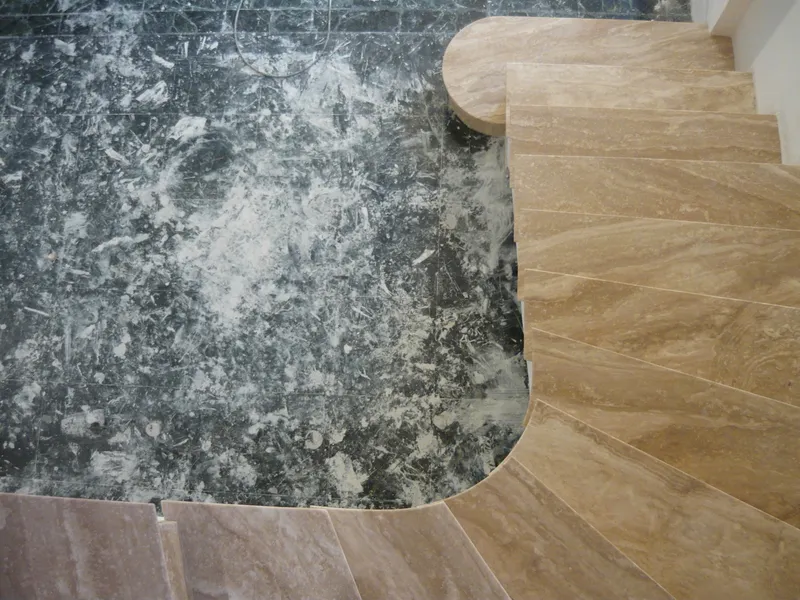 Escalier massif sur voûte sarrasine